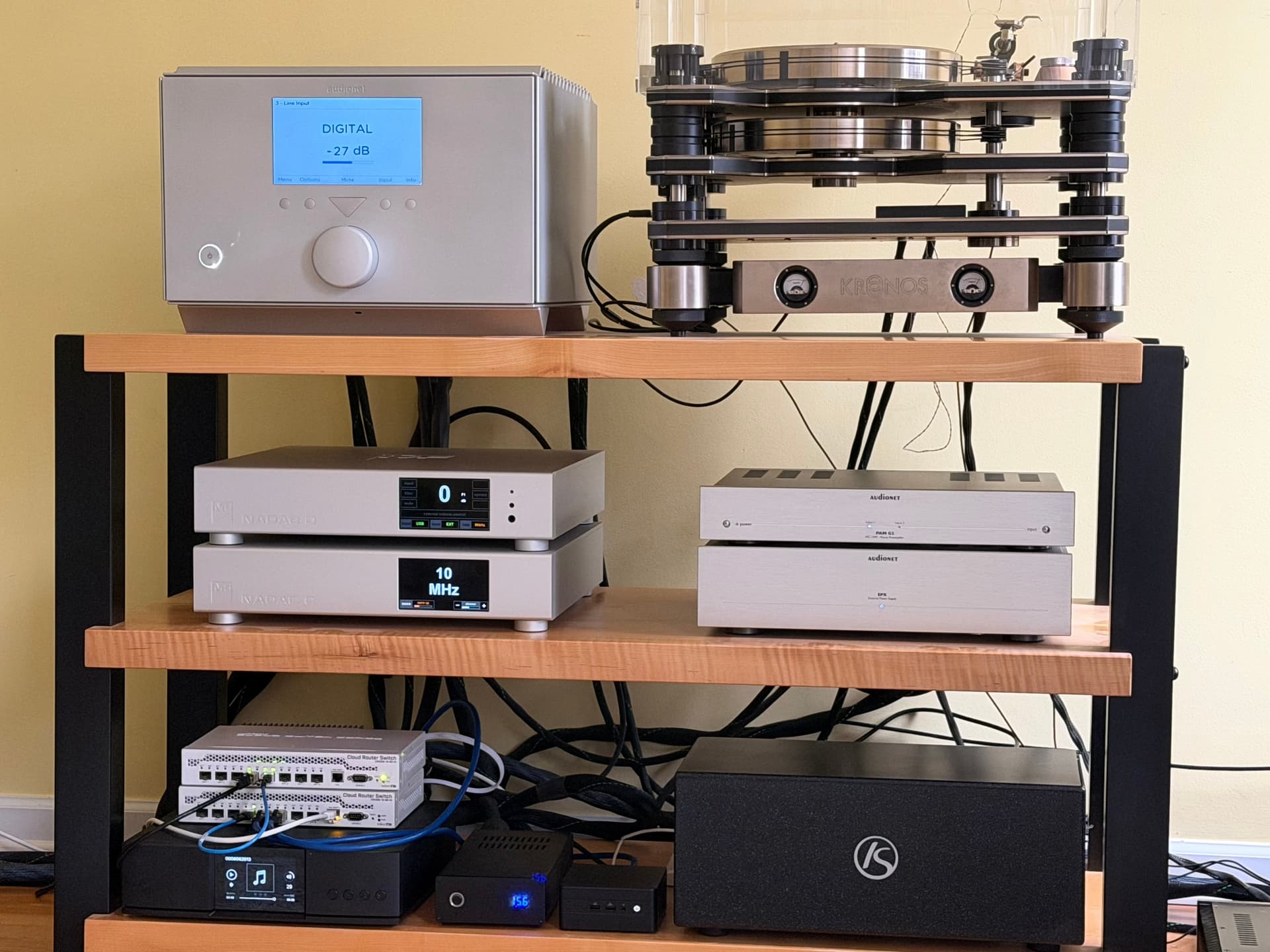 Audionet HUMBOLDT and PRE G2/EPX, Kronos Audio PRO turntable and Discovery RS tonearm, Master Fidelity NADAC C and NADAC D, 2x DeJitter It Switch X, NUC-X, and Kubala-Sosna XPander2 and cables throughout; Vivid Audio GIYA G2 Series 2 loudspeakers are not currently shown