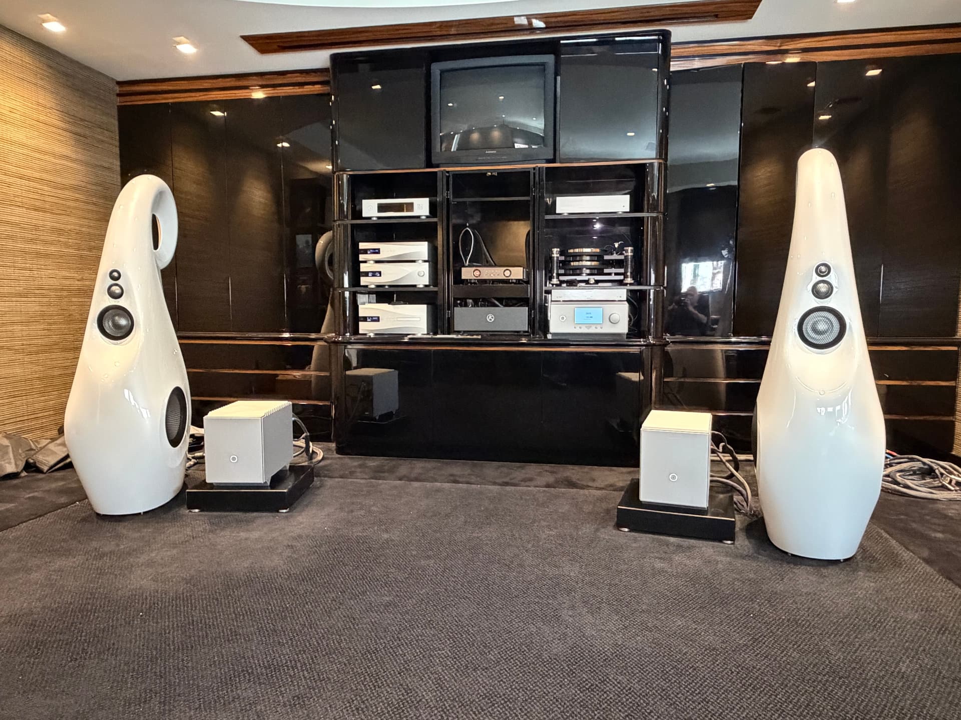 Vivid Audio GIYA G1 Spirit Cu with Audionet MACH/SCHRÖDINGER and PAM G2/AMPERE, Kronos Audio Sparta turntable and Kronoscope RS tonearm, Aurender, and Kubala-Sosna cables throughout