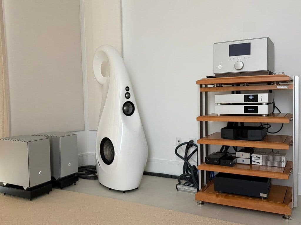 The gorgeous Vivid Audio GIYA G1 Spirit Cu with Audionet STERN, two pairs of HEISENBERG monoblocks, Master Fidelity NADAC C and NADAC D, 2x DeJitter It Switch X, and 2x NUC-X, all connected with Kubala-Sosna Realization and Ovation cables.