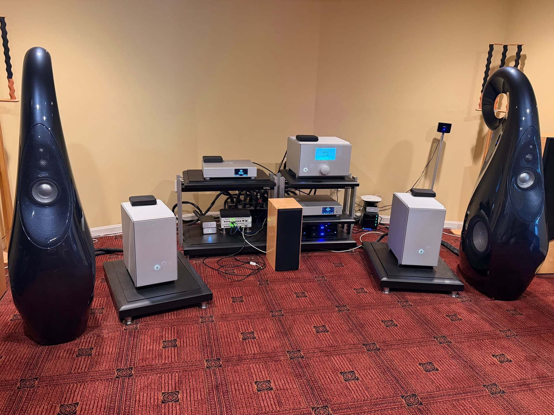 Vivid Audio GIYA G1 Spirit, Audionet STERN/HEISENBERG, Master Fidelity NADAC C and NADAC D, 2x DeJitter It Switch X, 2x NUC-X, and Kubala-Sosna Ovation and Realization cables throughout