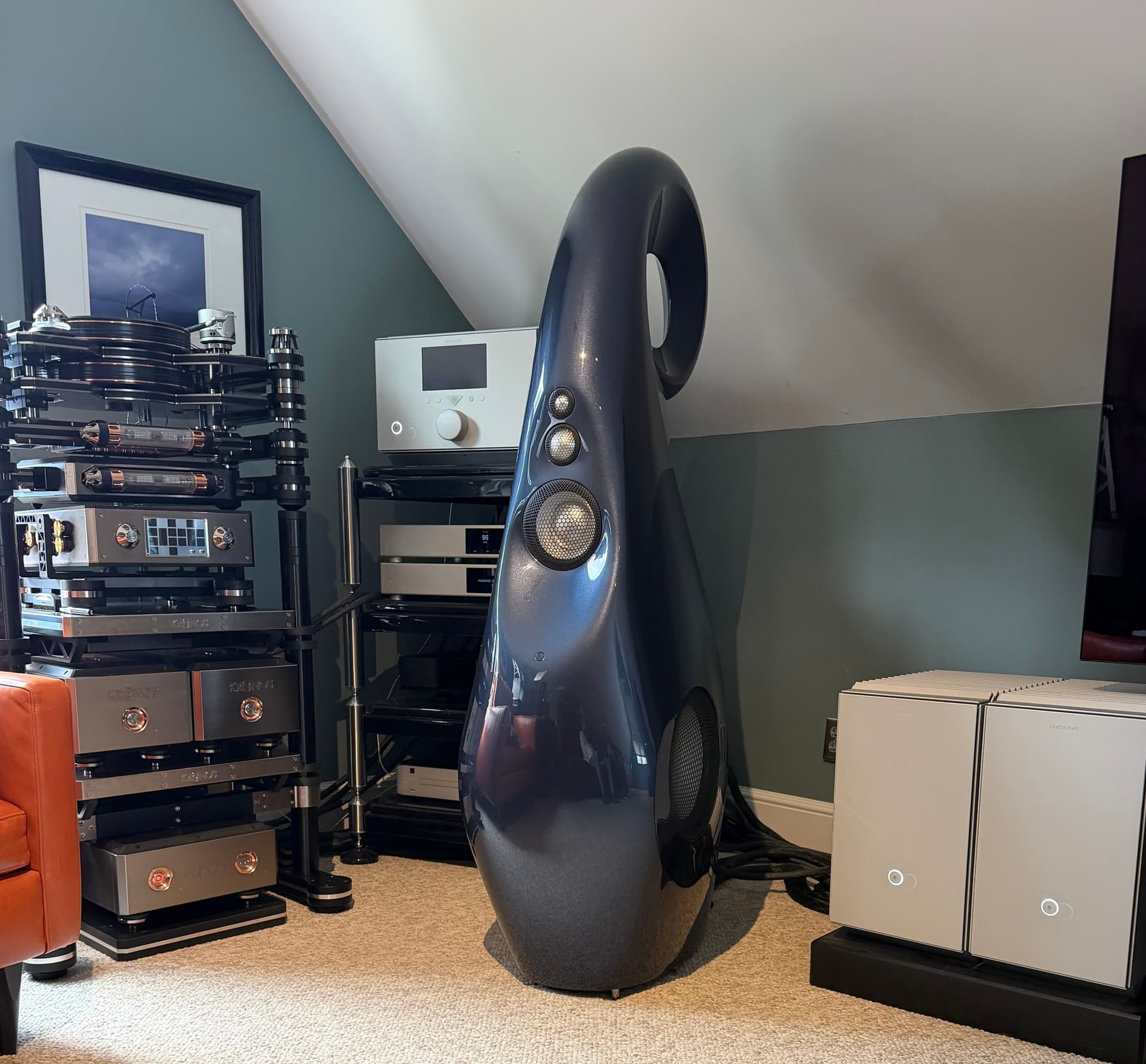 Vivid Audio GIYA G1 Spirit Cu, Audionet STERN/HEISENBERG, Kronos Audio Discovery turntable, tonearm, and phono stage, 2x DeJitter It Switch X, 2x NUC-X, and Kubala-Sosna Ovation cables