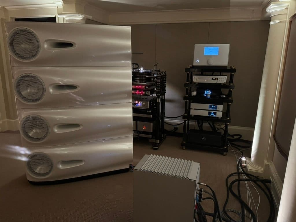 Side view of the incredible Vivid Audio MOYA M1, Audionet STERN/HEISENBERG, Kronos Audio Discovery turntable, tonearm, and phono stage, Master Fidelity NADAC C and NADAC D, 2x DeJitter It Switch X, 2x NUC-X, and Kubala-Sosna XPander2 and Ovation cables throughout
